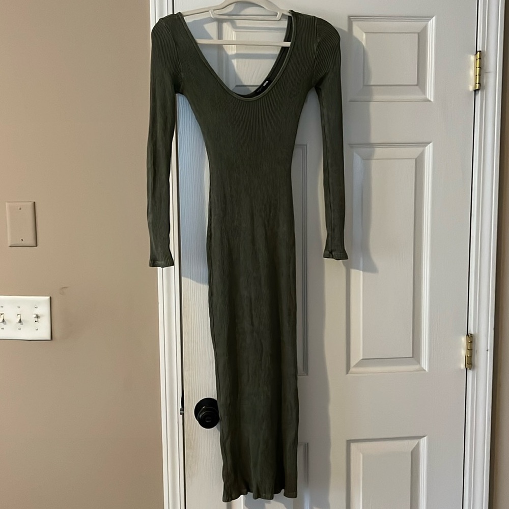 LONG SLEEVE RIBBED MIDI DRESS